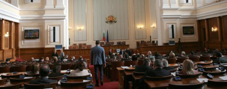 Гласуват вота на недоверие още в 9.00
