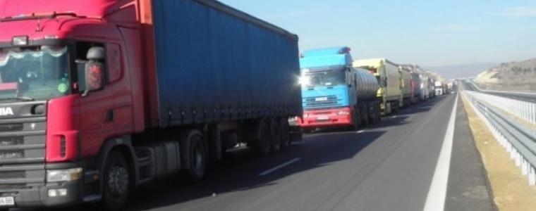 Гневни шофьори счупиха бариерите и пробиха гръцката блокада