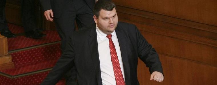 Пеевски обяви, че продава дяловете си в "Булгартабак"