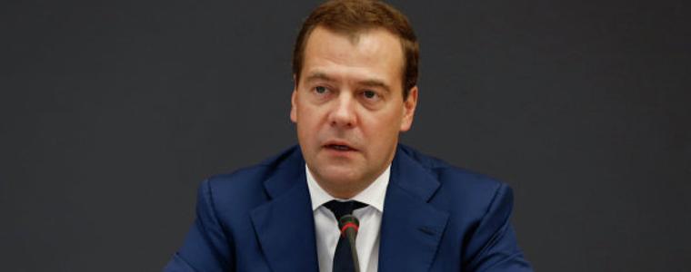Потъваме в нова Студена война, видя Медведев 