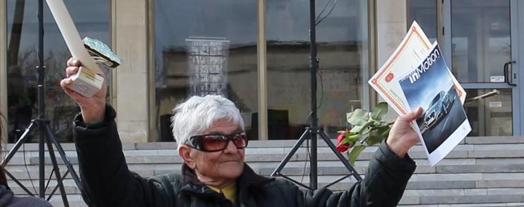 87-годишна дама тръгна призори от Велинград, за да участва в ралито на 8-ми март в Добрич (ВИДЕО)