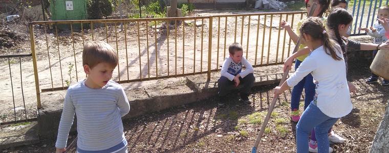 Деца от ЦДГ 12 организираха пролетно почистване 