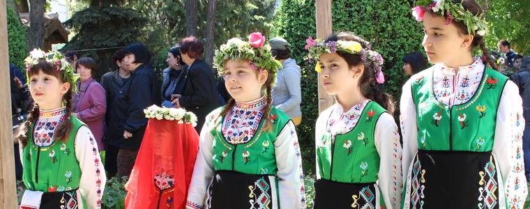 Малки лазарки донесоха посланието за пролетта и младостта в Етнографската къща (ВИДЕО)
