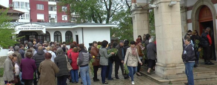 Опашки пред църквите за върбови клонки (ВИДЕО)