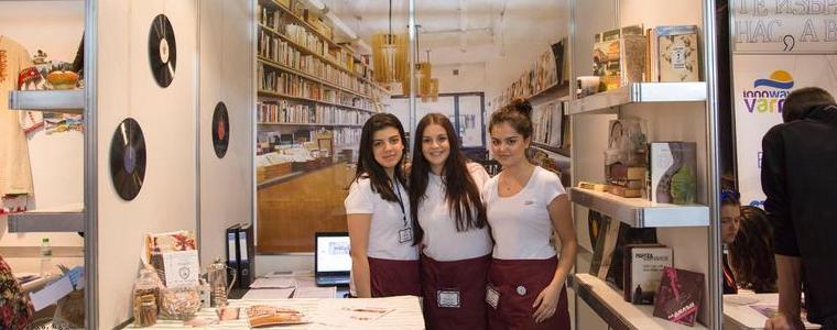 Ученици ЧПГТП „Райко Цончев“ представиха „Канела“ на Международния панаир на тренировъчните фирми
