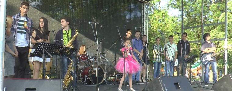 Един час с певците и музикантите на "Охридски" в парка (ВИДЕО)