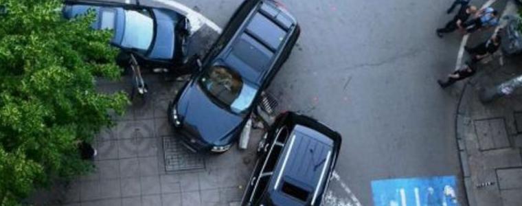 Екшън в София, джип с роми удари друг, забиха се в кооперация