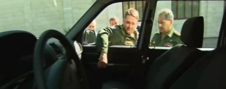 Фалстарт: Генерал счупи дръжката на УАЗ-ка пред Путин (ВИДЕО)
