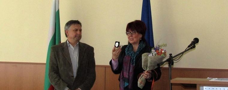 Плакет „160 години общонародно читалищно дело“ за Областния управител на Добрич 