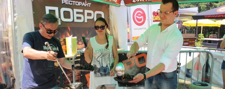 Цонев и Йорданов приготвиха казан с миди и ги раздадоха на добричлии (ВИДЕО)