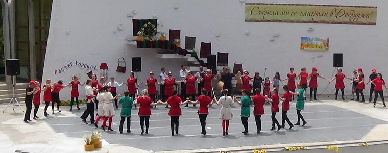Дъждът изчака танците, но не и награждаването на "Събрали ми се, наиграли в Добруджа" (ВИДЕО)