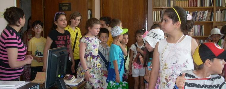 Летен детски клуб „Играй и учи” стартира в библиотеката