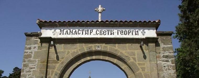 Монаси продават 3 тона вино и ракия без акциз