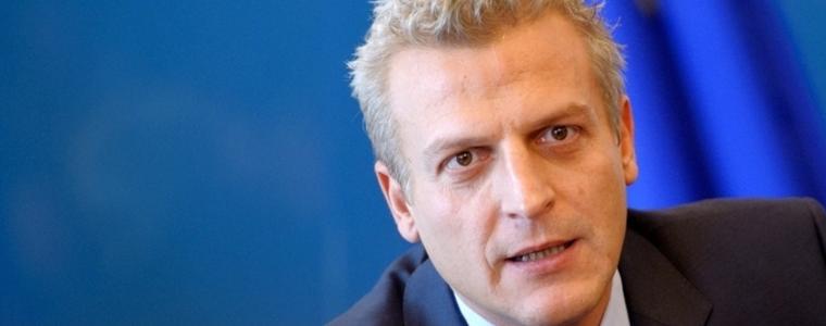 Москов обяви заплатата си, за да защити служител във ведомството