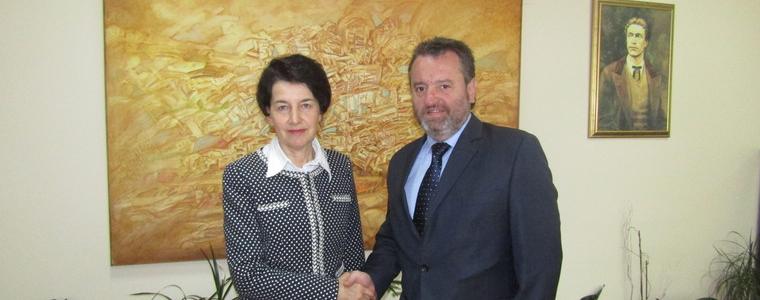 Областният управител посрещна в кабинета си кмета на чешки град 