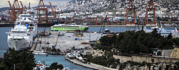 Пристанищата в Солун и Пирея остават затворени заради стачки  