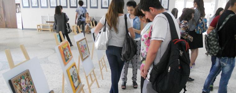 Ученици от "Райко Цончев" подредиха изложба в Младежкия център