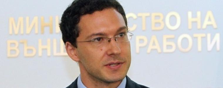 Даниел Митов забранил на посланик Надежда Нейнски да говори за преврата