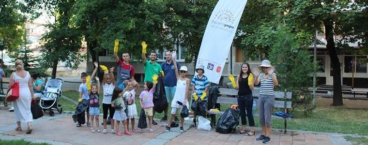 Изчистиха площадката пред Обредния дом