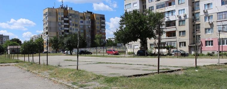 Реновират детската площадка между блоковете 15 и 16 на Балик (ВИДЕО)