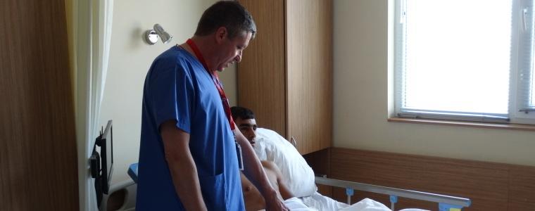 Със сложна и рядка операция спасиха ръката на млад мъж