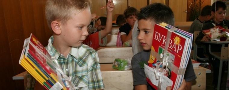Близо 1000 първолаци по-малко прекрачват училищния праг тази година