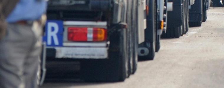 Извънгабаритна техника затруднява движението по пътя Добрич - Варна