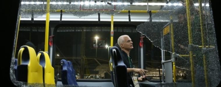 Журналисти са леко ранени от атака срещу медиа автобус в Рио