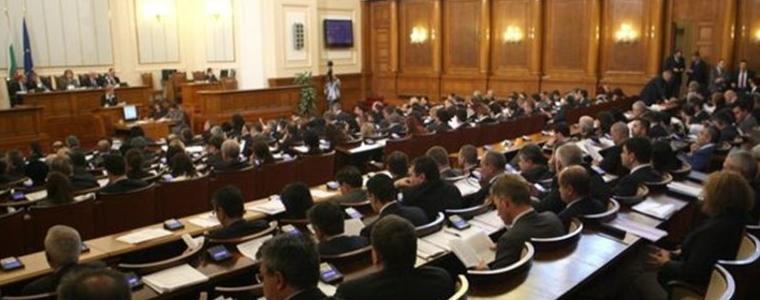 Депутатите омесиха в едно стъпкания флаг на ЕС и помощите за деца с увреждания