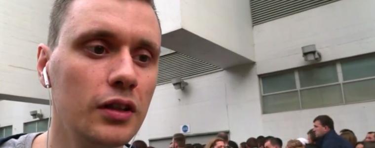 Добричлия говори пред екипа на Слави във филма за концерта на Ку-Ку Бенд в Лондон