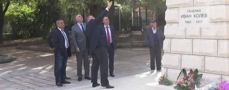 Кандидати за президент се засякоха пред паметника на ген. Иван Колев (ВИДЕО)