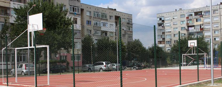 Нарязаха мрежите и изкривиха тенис масата на все още недовършена детска площадка (ВИДЕО)