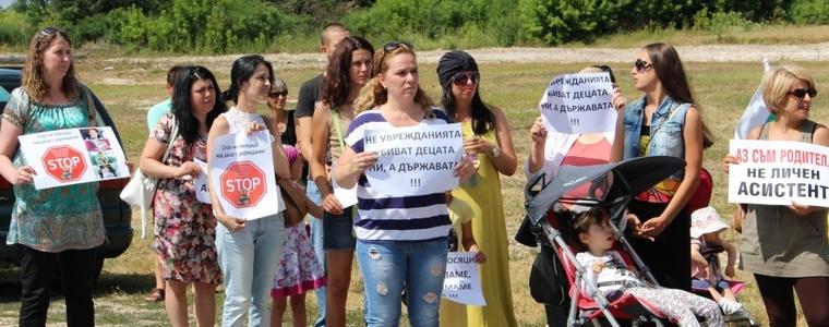 Родители на деца с увреждания излизат отново на протест