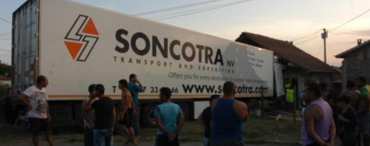 Роми блокираха окървавeния път в Лом