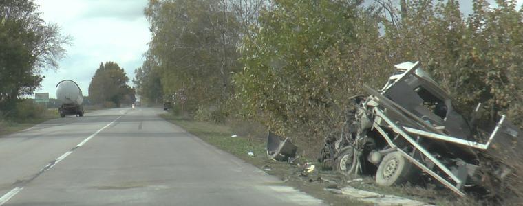 Добричлия е с опасност за живота след челен сблъсък между микробус и ТИР