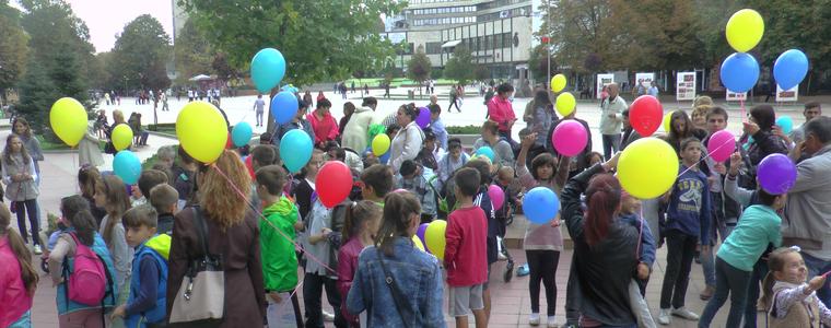 И отново 100 балона полетяха към небето в Деня на усмивката (ВИДЕО)