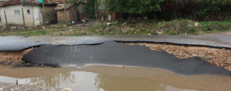 Жителите на Батово: Живеем със страх, къщите ни се изместиха от водата (ВИДЕО)