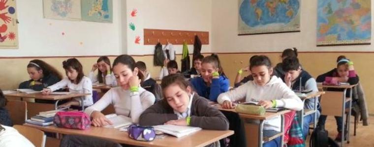 МОН "преглътна" хамбургера, променя помагалато за ІV-и клас  