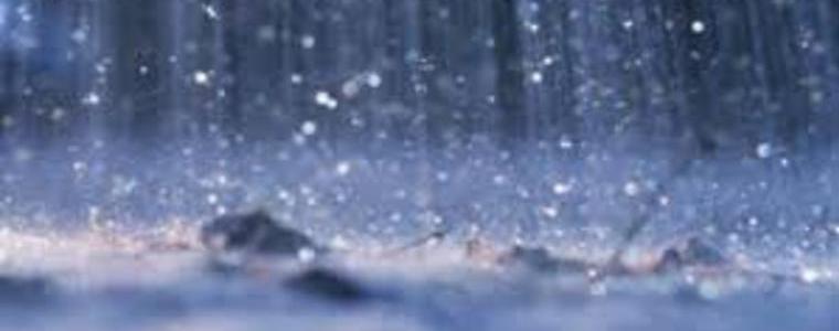 Предупреждават за силни валежи и бурен вятър