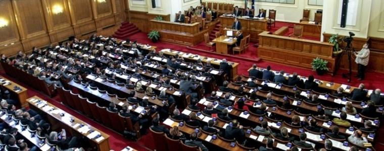 След бурни скандали депутатите се отказаха от предизборната си ваканция