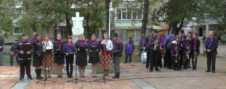 Събитията от преди 74 години пресъздадоха оряховски ученици на Кръст –паметника в Добрич (ВИДЕО)
