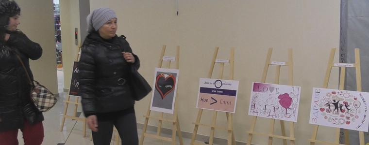 Интересна ученическа изложба в МОЛ-а, посветена на Деня за борба със СПИН (ВИДЕО)