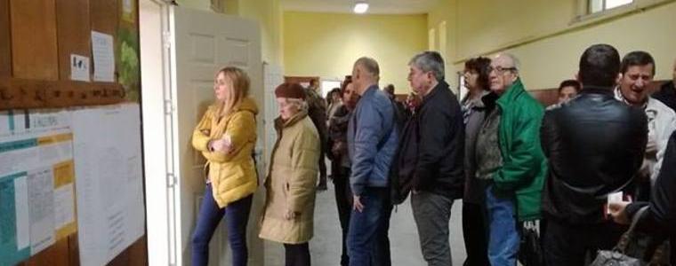 Млади хора по опашките за гласуване в Добрич
