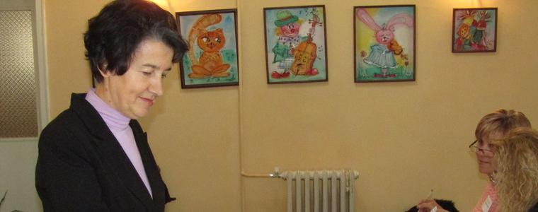 Областният управител Детелина Николова гласува