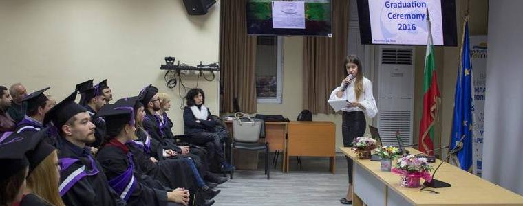 Стефани Маринова представи проучването си за Иван Хадживълков при дипломирането на студенти на ВУМ