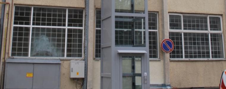 Панорамен асансьор улеснява достъпа до службите в бившето АПК в Генерал Тошево