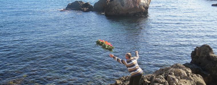 Венец в памет на загиналите моряци хвърлиха в морето край Тюленово