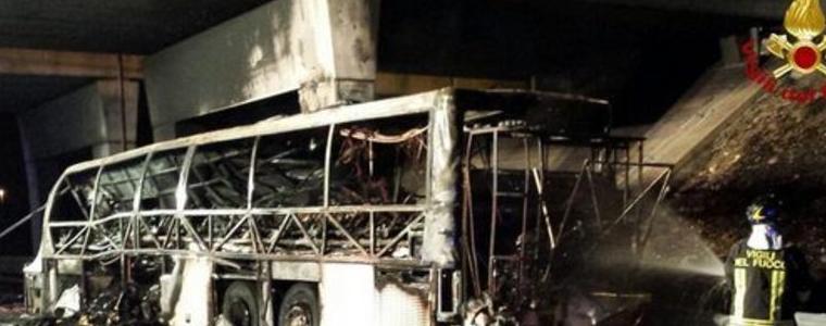 16 души са загинали при автобусна катастрофа в Италия