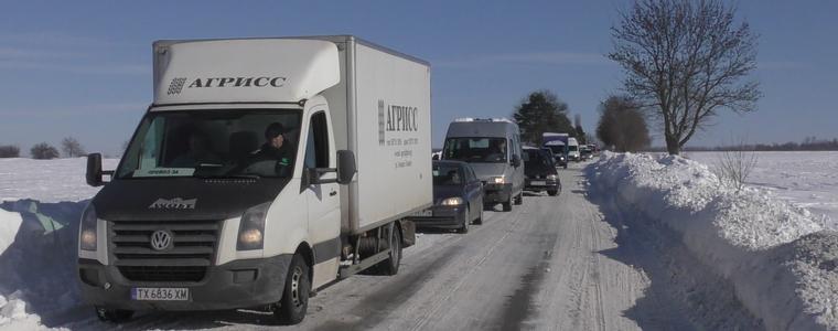 Километрична колона от автомобили задръсти пътя Добрич - Генерал Тошево (ВИДЕО)