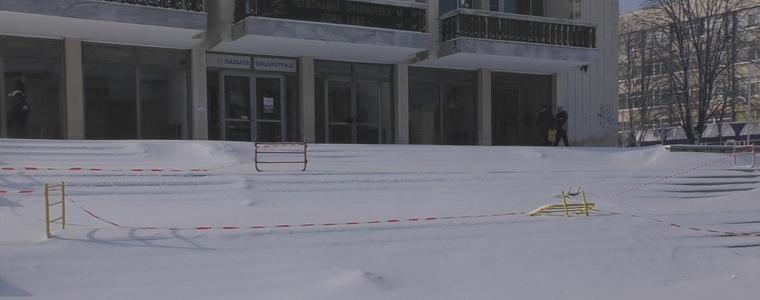 Официалният вход на РБ „Дора Габе” е затворен за неопределено време (ВИДЕО)